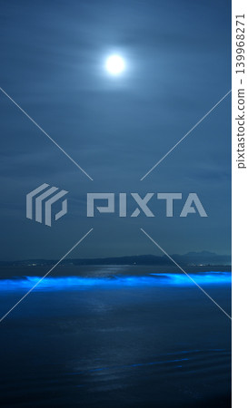 Waves of bioluminescent plankton glowing blue under the moonlight: A fantastical night view of Katase Nishihama in Shonan. Waves of bioluminescent plankton glowing blue under the moonlight: A fantastical night view of Katase Nishihama in Shonan. 139968271