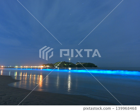 月光照亮湘南海域和江之島的夜景,是一幅奇幻的景象,生物發光浮游生物發出藍色的光芒。 月光照亮湘南海域和江之島的夜景,是一幅奇幻的景象,生物發光浮游生物發出藍色的光芒。 139968468