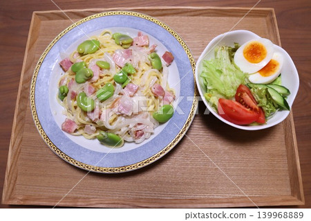 用新鮮採摘的蔬菜做的義面午餐 用新鮮採摘的蔬菜做的義面午餐 139968889