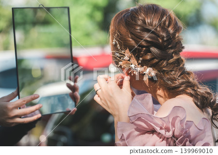 準新娘戴上耳環和新娘首飾，準備拍攝婚前照、參加婚禮儀式和婚宴。 139969010