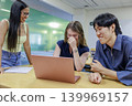 Men and women working in the office 139969157