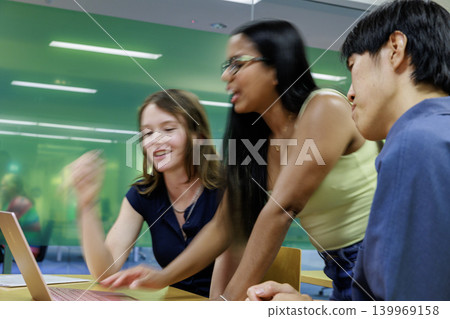 A young business team in their 20s having a meeting in a casual office setting. 139969158