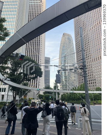 東京新宿，一群建築仰望藍天。 139969370
