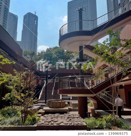 東京新宿，一群建築仰望藍天。 139969375
