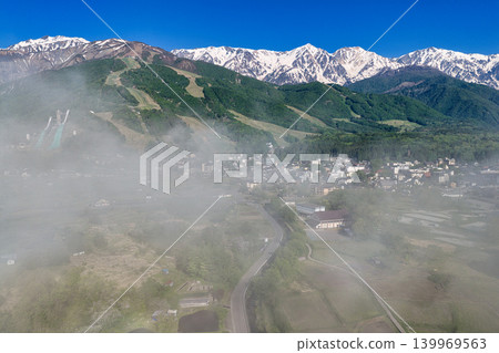 長野縣白馬村,壯麗的雲海和白馬三峰白雪皚皚的景色(無人機空拍) 長野縣白馬村,壯麗的雲海和白馬三峰白雪皚皚的景色(無人機空拍) 139969563