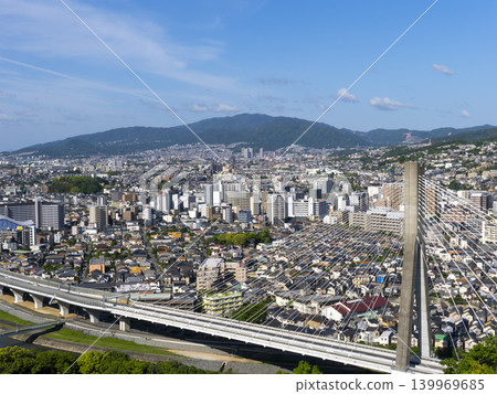 新稻川大橋橫跨稻川河,俯瞰周圍的城鎮景觀。 新稻川大橋橫跨稻川河,俯瞰周圍的城鎮景觀。 139969685