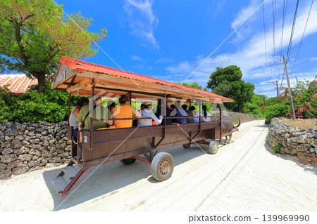 [Okinawa Prefecture] Taketomi Tourist Center on a clear day (water buffalo cart) 139969990