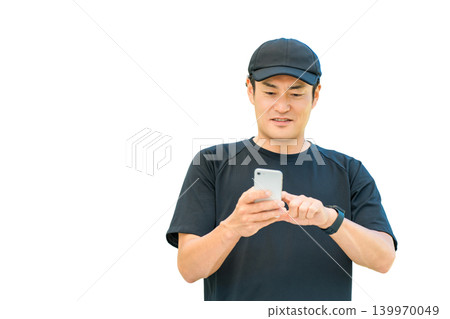 Middle-aged Asians use their smartphones to manage their health and check their health while exercising. Middle-aged Asians use their smartphones to manage their health and check their health while exercising. 139970049