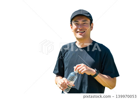 中年男子在運動、訓練、運動、運動期間補充水分 中年男子在運動、訓練、運動、運動期間補充水分 139970053