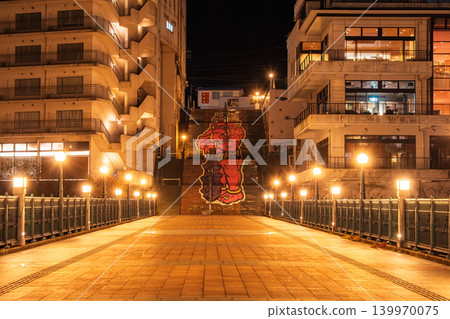 栃木縣日光市：夜晚，橘色的路燈照亮了鬼怒川溫泉相會橋和鬼怒田階梯藝術。 139970075