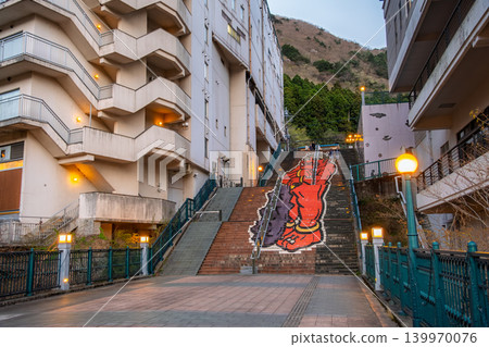 在栃木縣日光市鬼怒川溫泉的福來橋上,鬼田的樓梯藝術作品在黃昏時分照亮了溫泉小鎮。 在栃木縣日光市鬼怒川溫泉的福來橋上,鬼田的樓梯藝術作品在黃昏時分照亮了溫泉小鎮。 139970076