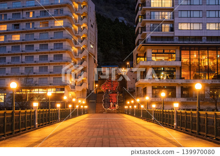 栃木縣日光市:鬼怒川溫泉、芙蕾雅橋和鬼怒田階梯藝術的夜景,溫暖的路燈引領你走向更遠的地方。 栃木縣日光市:鬼怒川溫泉、芙蕾雅橋和鬼怒田階梯藝術的夜景,溫暖的路燈引領你走向更遠的地方。 139970080