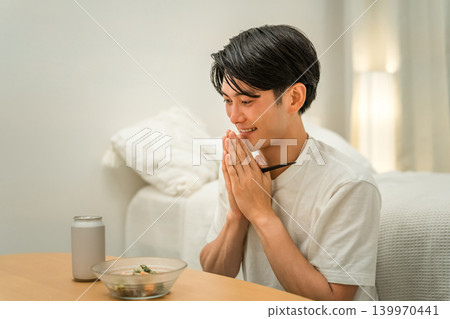 一位年輕的亞洲男子在家中享用小吃和飲料(啤酒,在家喝酒,飲酒習慣) 一位年輕的亞洲男子在家中享用小吃和飲料(啤酒,在家喝酒,飲酒習慣) 139970441