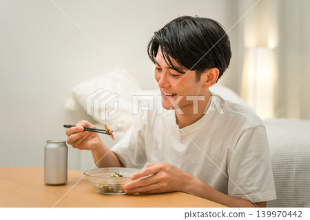 一位年輕的亞洲男子在家中享用小吃和飲料（啤酒，在家喝酒，飲酒習慣） 139970442