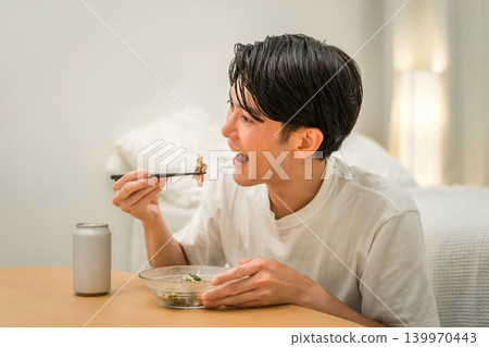 一位年輕的亞洲男子在家中享用小吃和飲料（啤酒，在家喝酒，飲酒習慣） 139970443