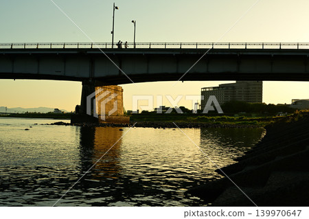 The Nagara River bathed in the twilight The Nagara River bathed in the twilight 139970647