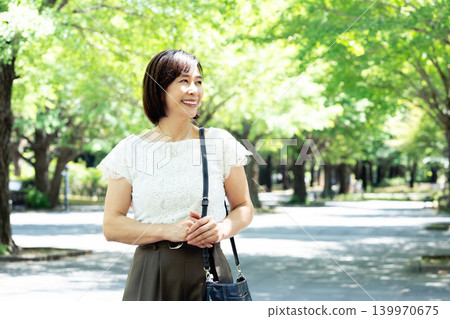 中年女性通勤上班 139970675