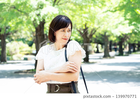 擔心戶外曬傷的中年女性 139970771