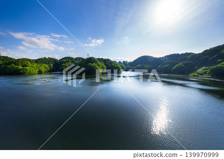努諾梅水壩初夏:碧空如洗,陽光灑落在水面上,波光粼粼的湖面 ① 努諾梅水壩初夏:碧空如洗,陽光灑落在水面上,波光粼粼的湖面 ① 139970999