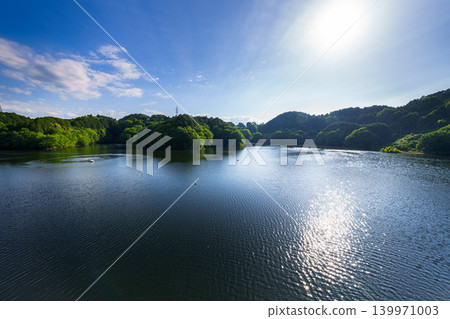 努諾梅水壩初夏:藍天和光影倒映在水面上,湖水盈滿 ④ 努諾梅水壩初夏:藍天和光影倒映在水面上,湖水盈滿 ④ 139971003