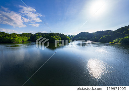 努諾梅水壩初夏:碧空如洗,陽光灑落在波光粼粼的湖面上,湖水盈滿。 ⑥ 努諾梅水壩初夏:碧空如洗,陽光灑落在波光粼粼的湖面上,湖水盈滿。 ⑥ 139971005