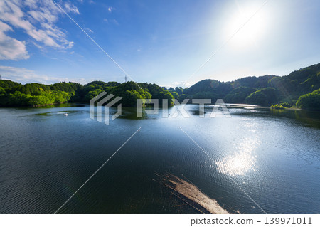 努諾梅水壩初夏時節:碧空如洗,陽光灑落在波光粼粼的湖面上,湖水盈滿。 (12) 努諾梅水壩初夏時節:碧空如洗,陽光灑落在波光粼粼的湖面上,湖水盈滿。 (12) 139971011
