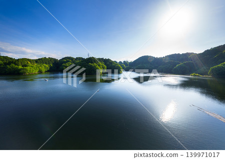 努諾梅水壩初夏時節:藍天和光影倒映在水面上,湖面波光粼粼。 (18) 努諾梅水壩初夏時節:藍天和光影倒映在水面上,湖面波光粼粼。 (18) 139971017