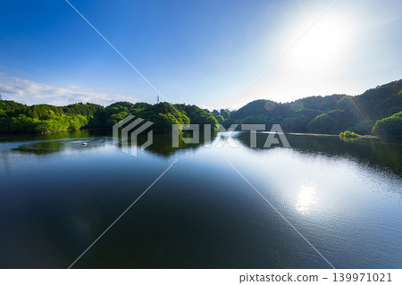 努諾梅水壩初夏時節：藍天和光影倒映在水面上，湖面波光粼粼。 （22） 139971021