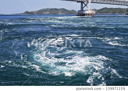 從觀光船上看到的漩渦；鳴門海峽漩渦；鳴門漩渦；圖片素材 139971159