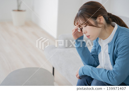Women suffering from living Women suffering from living 139971407