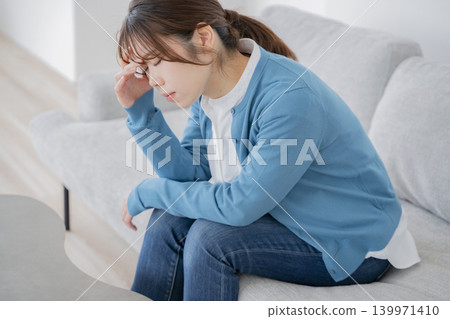 Women suffering from living Women suffering from living 139971410