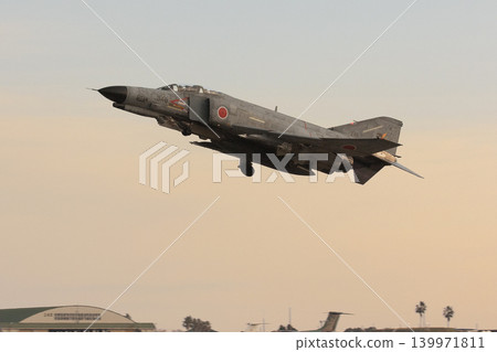日出時分,一架日本航空自衛隊的F-4EJ Kai「鬼怪II」戰鬥機起飛。 日出時分,一架日本航空自衛隊的F-4EJ Kai「鬼怪II」戰鬥機起飛。 139971811