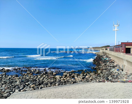 湛藍的天空與日本海蔚藍的海岸景色 湛藍的天空與日本海蔚藍的海岸景色 139971928