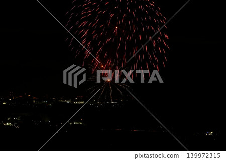 [Kanagawa Prefecture] Large fireworks bloom in the autumn night sky 139972315