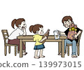 父親節當天，在家庭聚會上，一位小女孩為爸爸倒了一杯飲料。 139973015