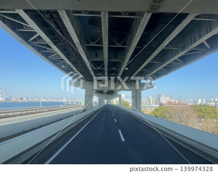 Unmanned urban expressways running beneath elevated structures and the scenery of a bayside city (transportation infrastructure). 139974328