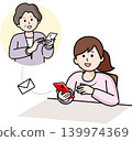 一位女士透過電子郵件確認家人的安全狀況。 139974369