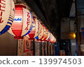 燈籠點綴的夜間娛樂區；復古的昭和時代酒吧。 139974503