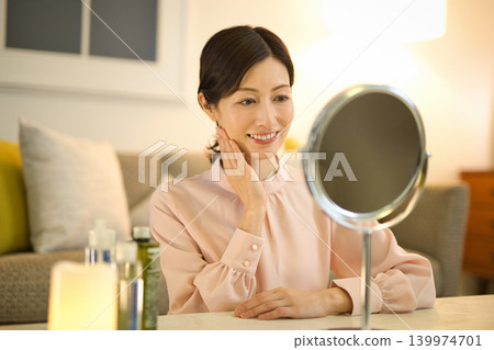 中年婦女夜間護膚 139974701