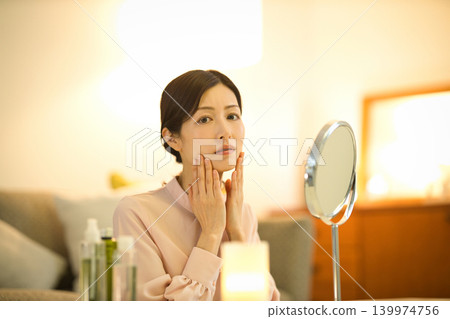 中年女性在夜間護膚過程中會擔心皮膚問題。 139974756