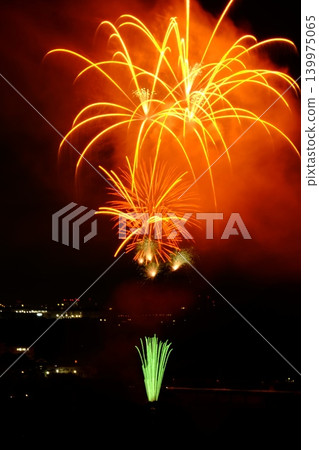 [Kanagawa Prefecture] Fireworks that light up the autumn night sky 139975065