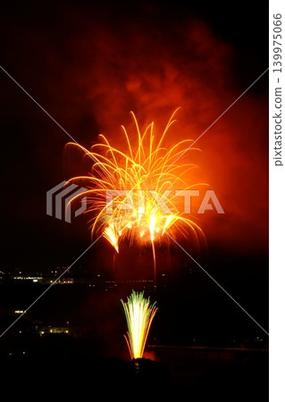 [Kanagawa Prefecture] Fireworks that light up the autumn night sky 139975066
