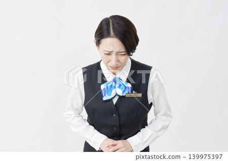 女性員工，接待員/銀行職員，鞠躬/道歉，白色背景 139975397