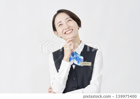 想像一位女性工作人員：接待員/銀行職員，背景是白色。 139975400