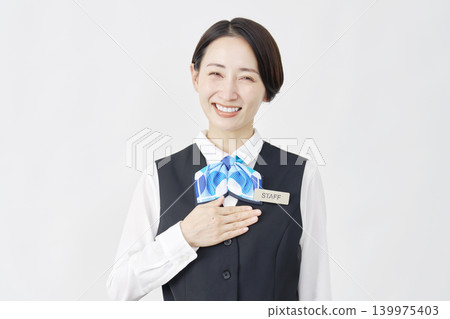 女性工作人員，手放在胸前；接待員/銀行職員；白色背景；肖像照。 139975403