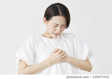 中年女性，胸痛，白色背景 139975432