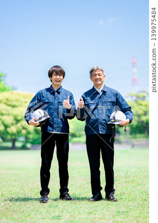 年輕員工和資深員工共同支持工作場所 年輕員工和資深員工共同支持工作場所 139975484