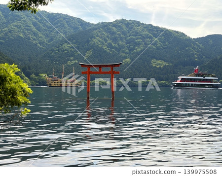 蘆之湖上的紅色鳥居和箱根觀光遊輪 139975508