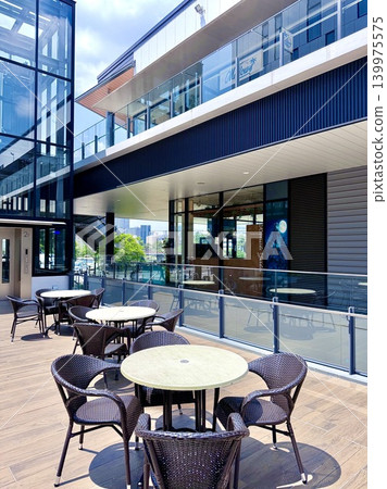 Table seating in a commercial facility: Corridor terrace of Oto Riverside Terrace / Oto River Green Space, Okazaki City, Aichi Prefecture Table seating in a commercial facility: Corridor terrace of Oto Riverside Terrace / Oto River Green Space, Okazaki City, Aichi Prefecture 139975575