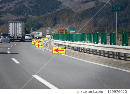 高速公路車道縮減指示標誌 高速公路車道縮減指示標誌 139976020